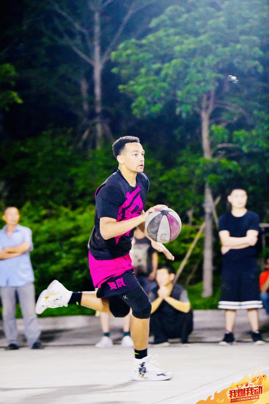 Phil playing in Anta’s intra-company tournament with his Basketball Division teammates.